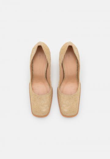 Туфли с высоким носом