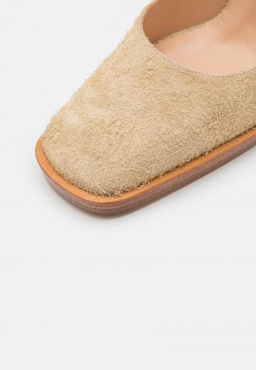 Туфли с высоким носом