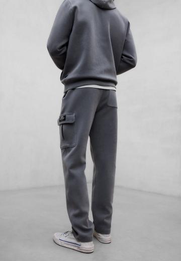 Брюки с накладными карманами