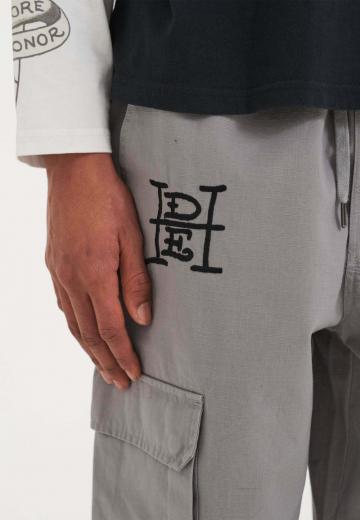 Брюки с накладными карманами