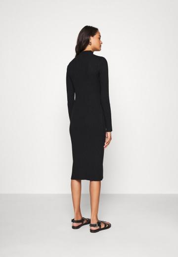 Вязаное платье