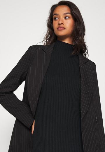 Вязаное платье