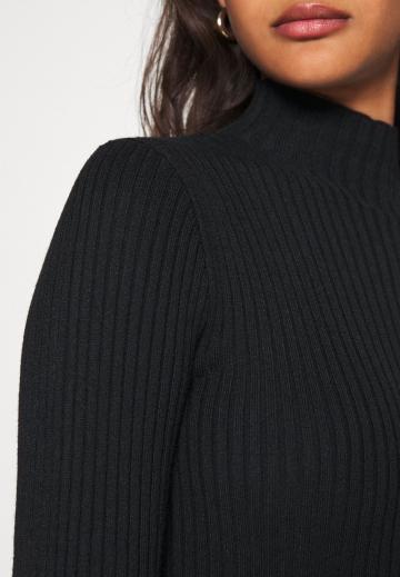 Вязаное платье