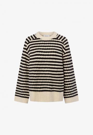 Пуловер в полоску