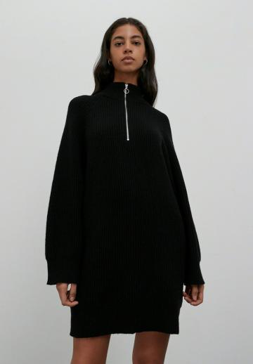 Вязаное платье