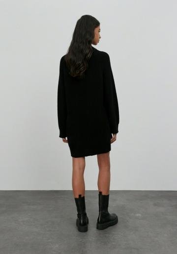 Вязаное платье