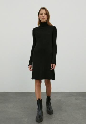 Вязаное платье