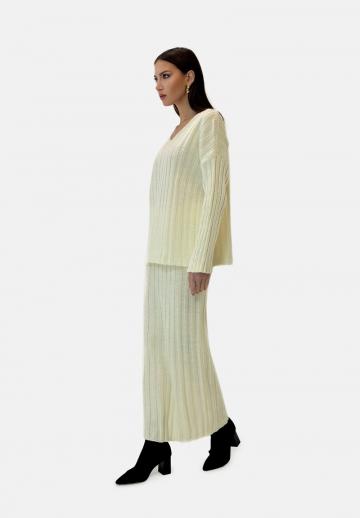 Пуловер с вырезом V