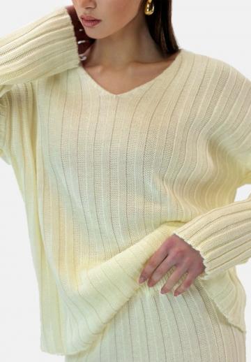 Пуловер с вырезом V