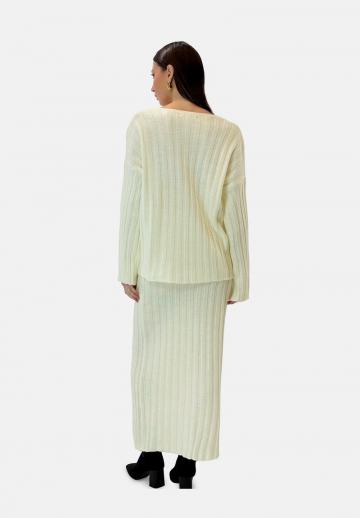 Пуловер с вырезом V