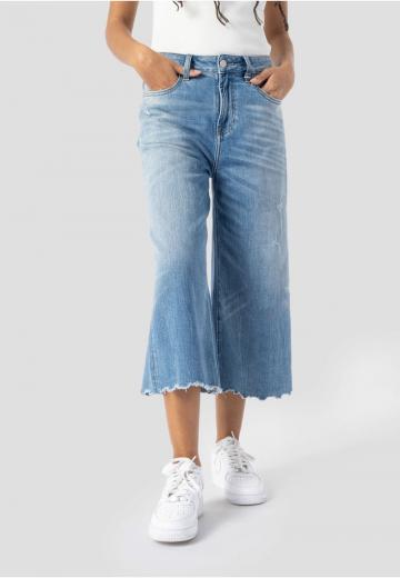 Короткие джинсы