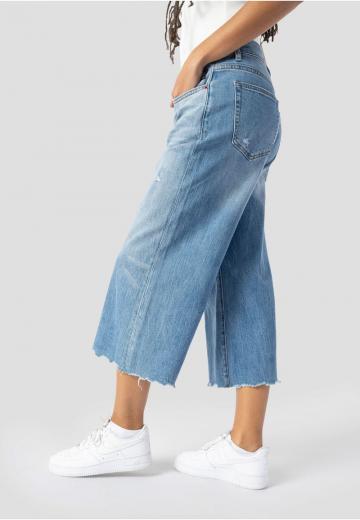 Короткие джинсы