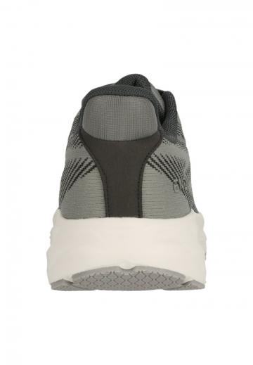 Походные кроссовки