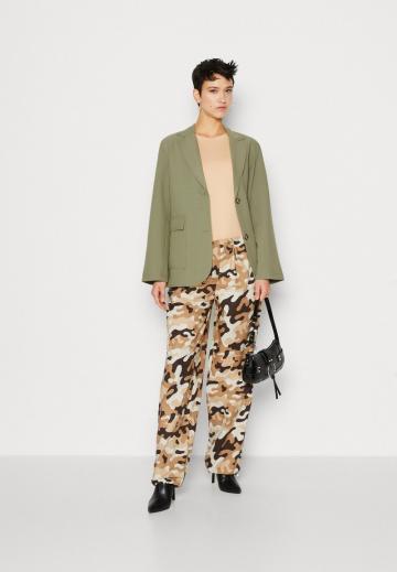 Блейзер с накладными карманами