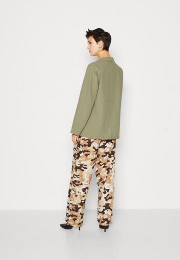 Блейзер с накладными карманами