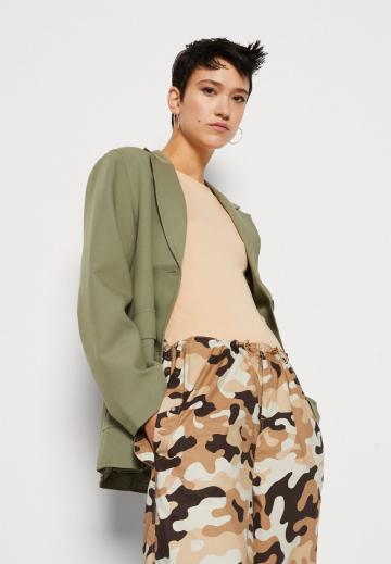 Блейзер с накладными карманами