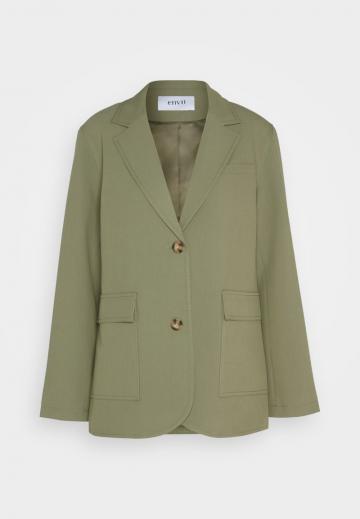 Блейзер с накладными карманами