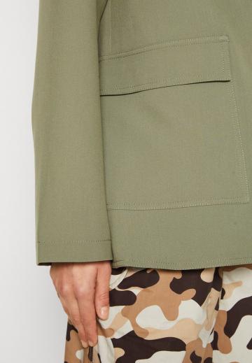 Блейзер с накладными карманами