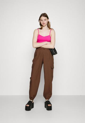 Брюки с накладными карманами