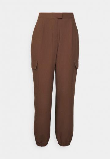 Брюки с накладными карманами