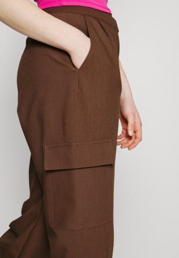Брюки с накладными карманами
