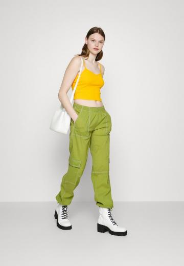 Брюки с накладными карманами