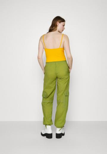 Брюки с накладными карманами