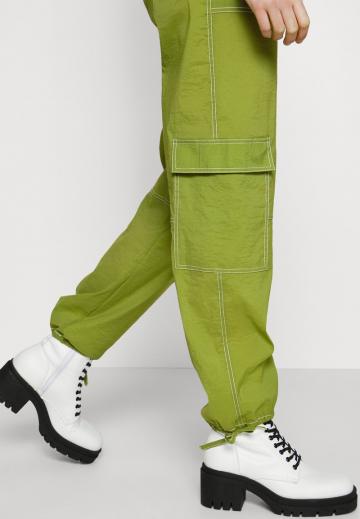 Брюки с накладными карманами