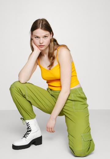 Брюки с накладными карманами