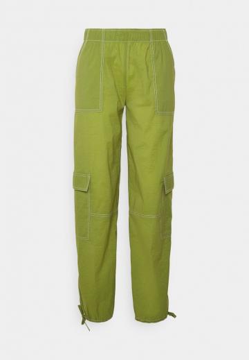 Брюки с накладными карманами