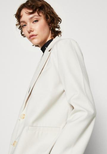 Короткое пальто