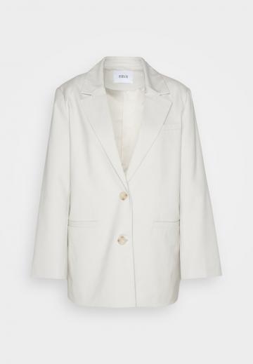 Короткое пальто