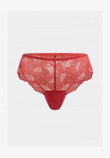 Трусы на бедрах