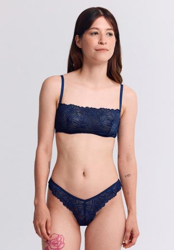 Трусы на бедрах