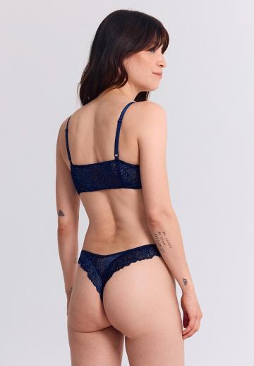 Трусы на бедрах