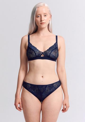 Трусы на бедрах