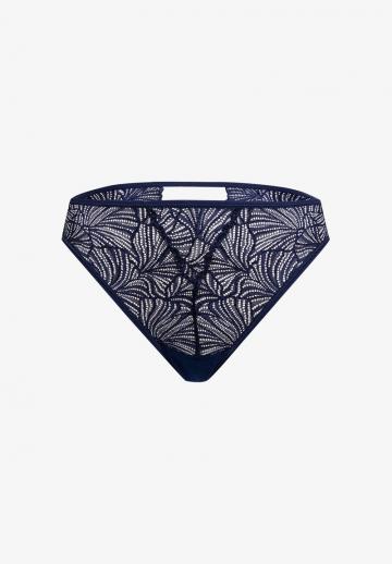 Трусы на бедрах