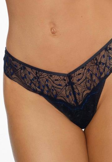 Трусы на бедрах