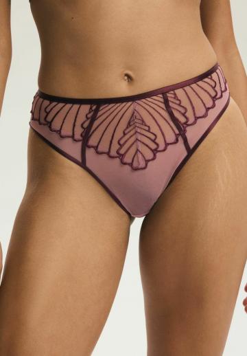 Трусы на бедрах