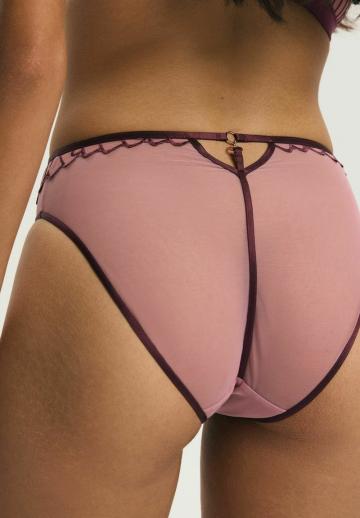 Трусы на бедрах