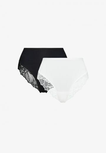 Трусы на бедрах