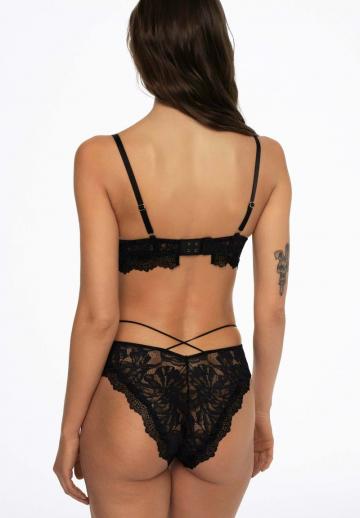 Трусы на бедрах