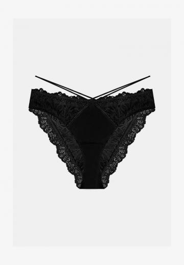 Трусы на бедрах