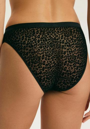 Трусы на бедрах