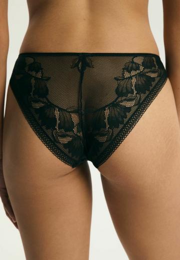 Трусы на бедрах