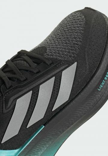 Походные кроссовки