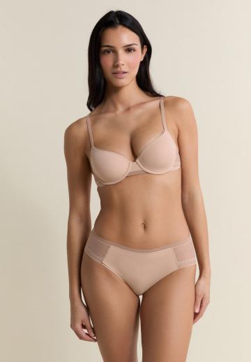 Трусы на бедрах