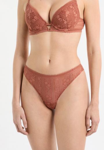 Трусы на бедрах