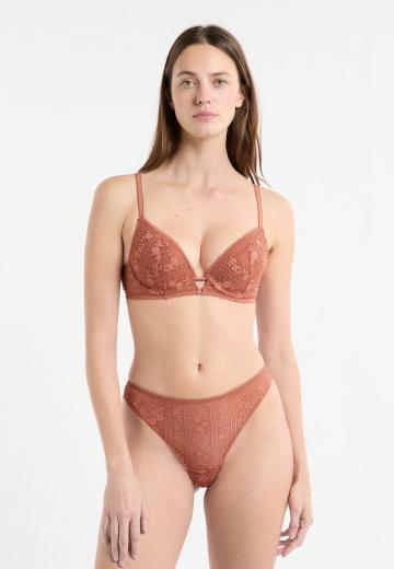 Трусы на бедрах