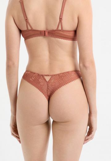 Трусы на бедрах